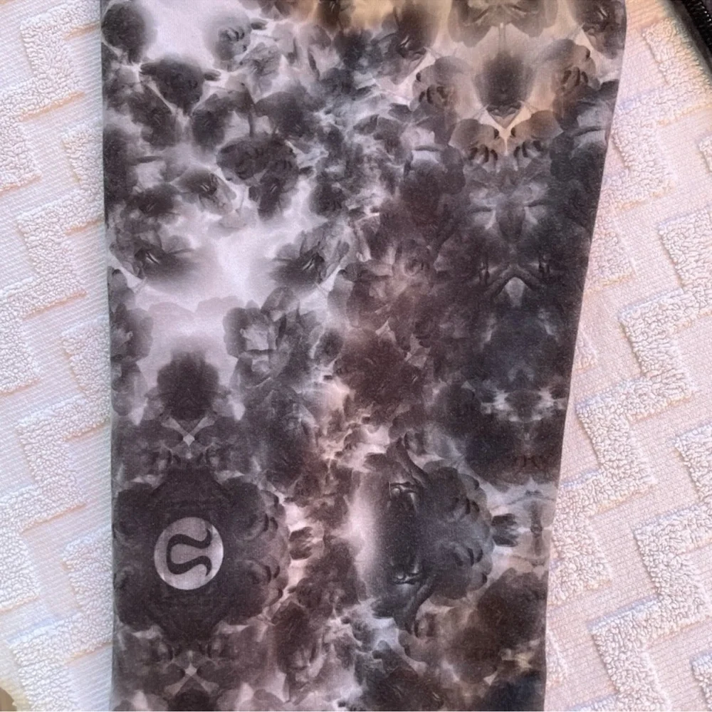 LULULEMON black floral cropped leggings